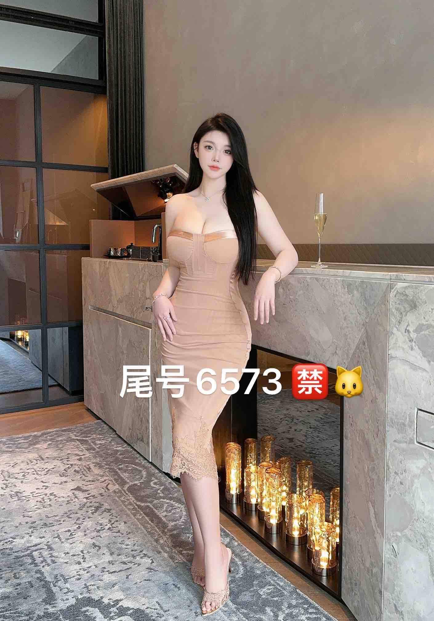 茶艺师在美术馆的行为艺术茶道表演,传统与现代的美妙碰撞